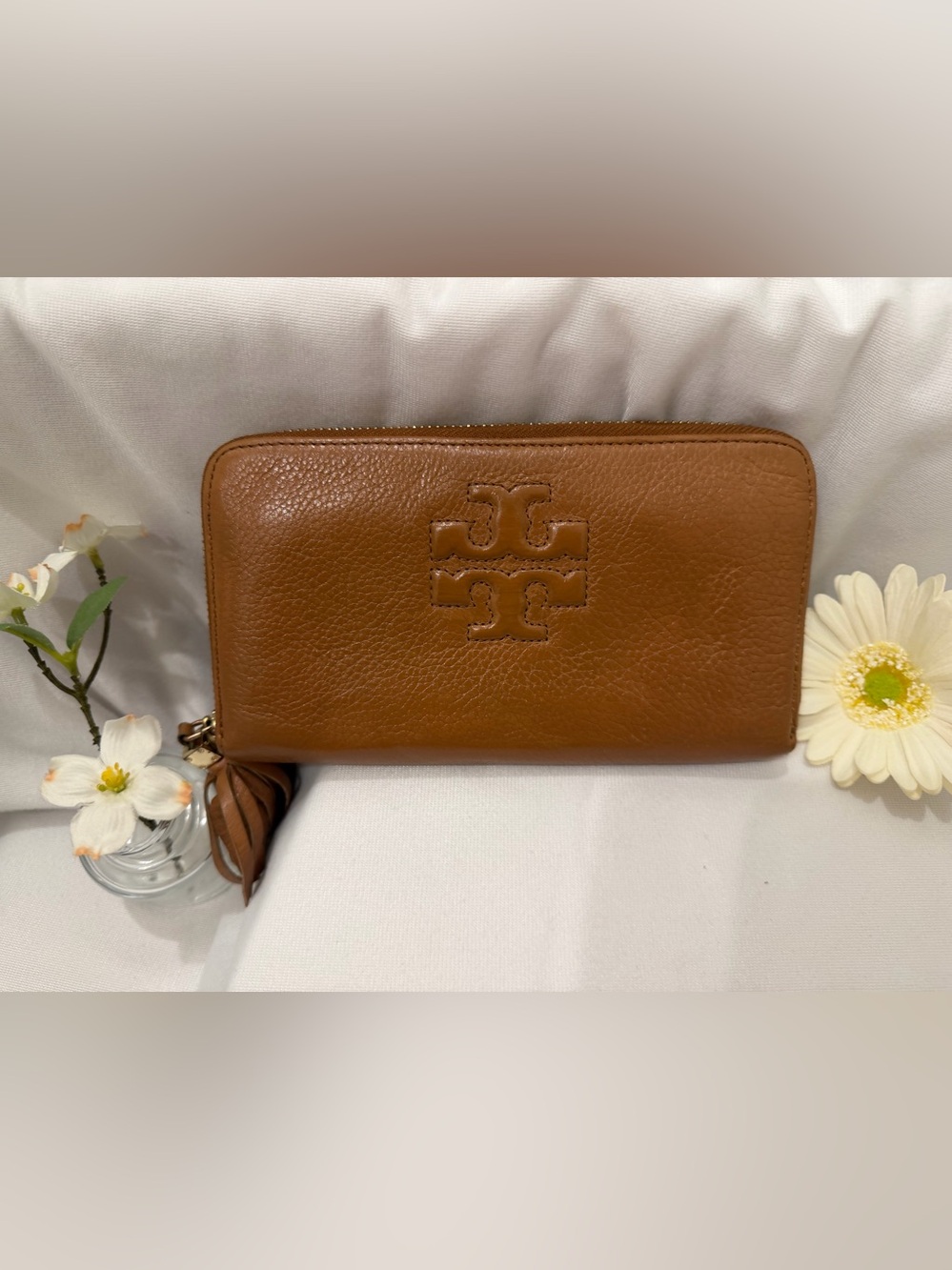 ✨ Tory Burch Thea Pebbled Leather Zip Continental Wallet Tassel Cognac - Picture 3 of 15